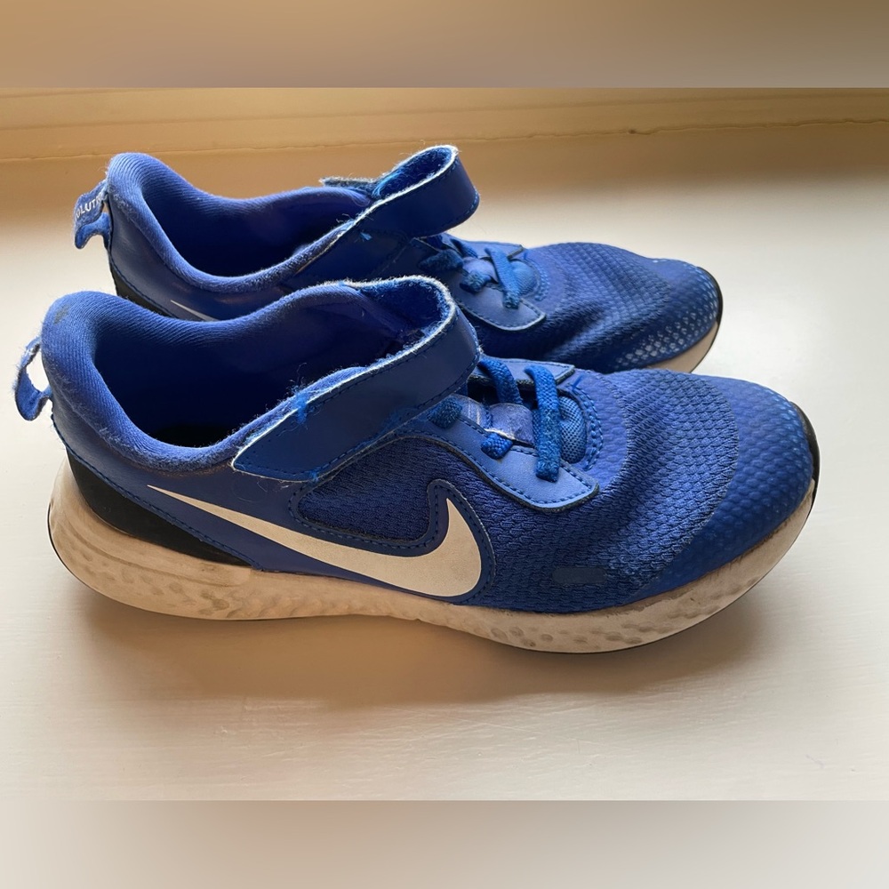 Boys Nike Revolution size 2.5Y